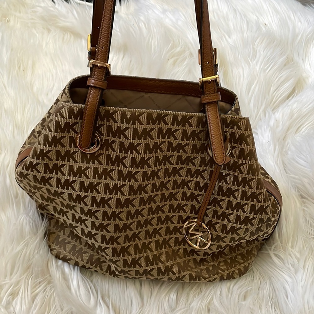 Beautiful Michael kors tote